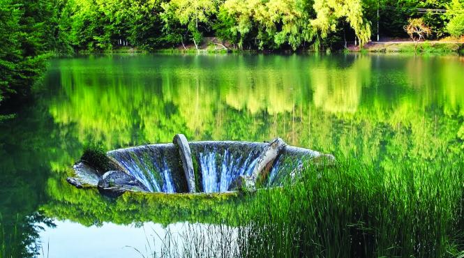 unic pe plaiuri mioritice lacul cu vartej din judetul bihor