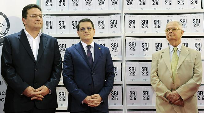 baietii cu ochi albastri storsi la audierile din parlament