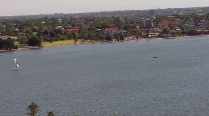 video un avion s a prabusit in fata a mii de oameni de ziua nationala a australiei