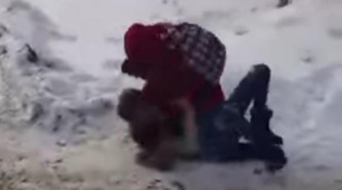 botosani doua eleve au fost filmate cum se bateau in fata unei scoli dar nimeni nu a intervenit