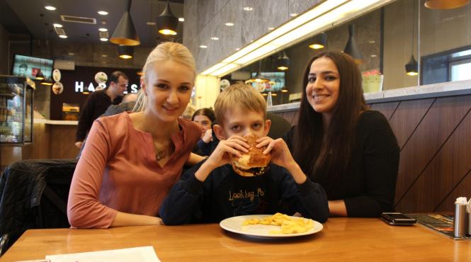 5 ani a fost hranit printr un tub dupa o operatie de 18 ore se bucura din nou de gustul ciocolatei