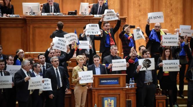 protest in parlament usr si pnl au depus motiunea de cenzura si cer alegeri anticipate
