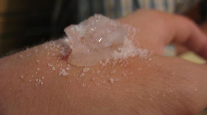 video o noua moda printre tinerii din sua salt and ice challenge face tot mai multe victime