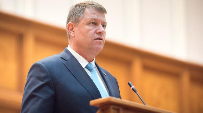 iohannis solicit ministrului de interne si jandarmeriei sa explice de ce au fost lasate elemente violente sa distruga o manifestatie pasnica