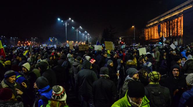 protestatarii care au inconjurat parlamentul se intorc in piata victoriei