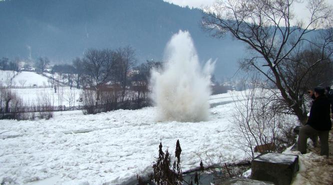 gheata cu grosimi de 6 metri pe raul bistrita