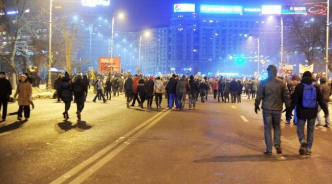 update a ix a zi de proteste aproximativ 6 000 de manifestanti in fata guvernului