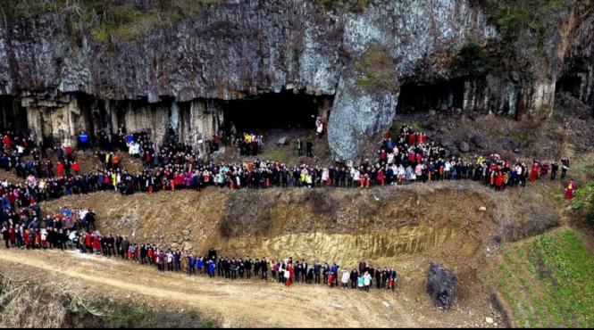 fotografie de grup cu peste 500 de membri ai aceleiasi familii