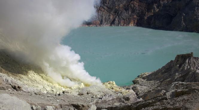 un vulcan din indonezia are lava albastra
