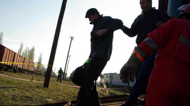 isu un barbat a murit dupa ce autoturismul pe care l conducea a fost lovit de un tren in localitatea dimieni