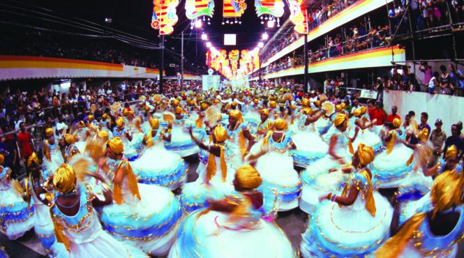 destinatii distractive de la carnavaluri colorate la multi cai putere