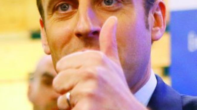 macron este favorit in alegeri