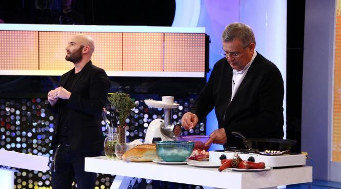 mircea dinescu gateste chiftelute si canta alaturi de mambo siria la te pui cu blondele