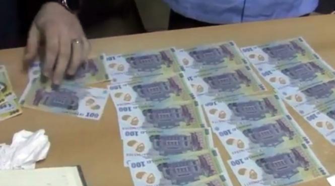 video politistii au dat publicitatii filmarea cu prinderea in flagrant a medicului din sinaia