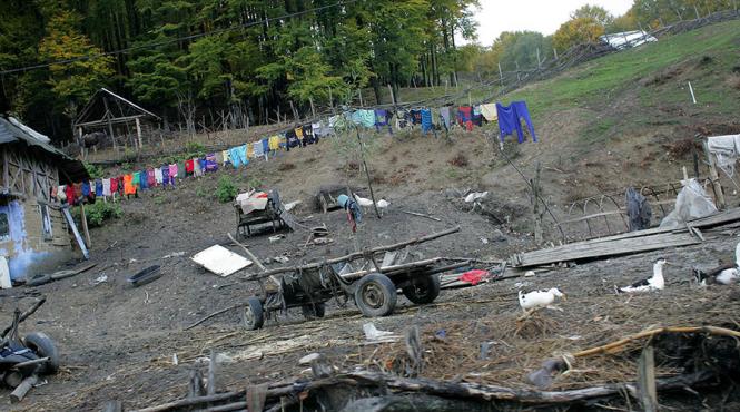 iasi fetita care isi tinea mama moarta in brate gasita de medicii de pe ambulanta