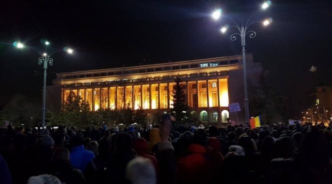 circa 200 de protestatari s au adunat in piata victoriei