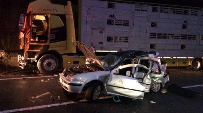 mehedinti un tir a spulberat un autoturism un tanar a murit iar alti doi sunt in stare critica