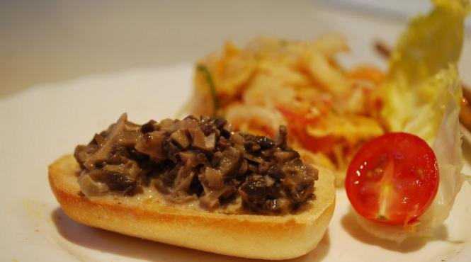 reteta zilei bruschete cu ciuperci si branza pufoasa