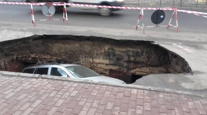 o masina a fost inghitita de pamant in ramnicu sarat