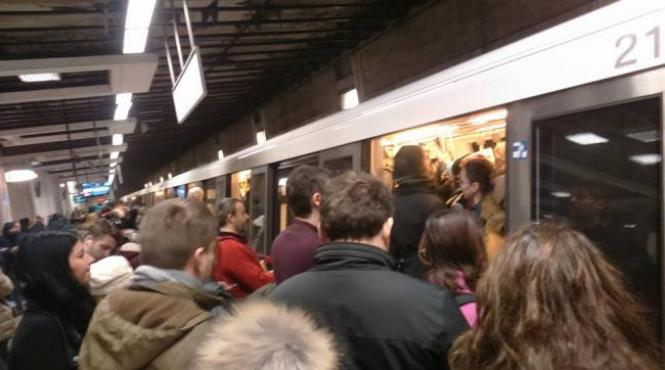 statia berceni de pe magistrala 2 de metrou a fost redeschisa alarma privind coletul suspect a fost falsa