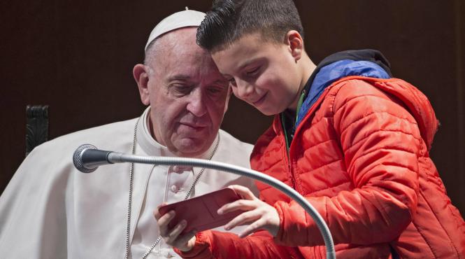 papa francisc biblia si telefonul mobil sunt indispensabile