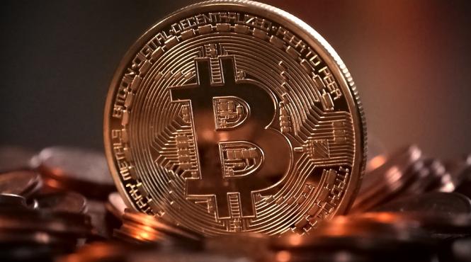 barbat din brasov arestat pentru fraude informatice si transferuri neautorizate cu moneda bitcoin