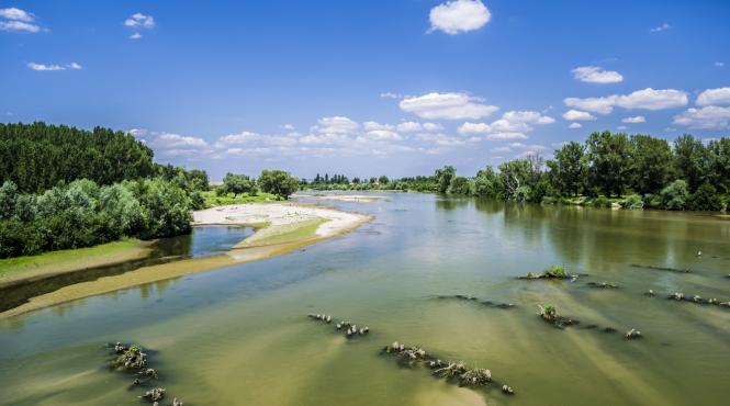 un barbat este cautat in raul jiu