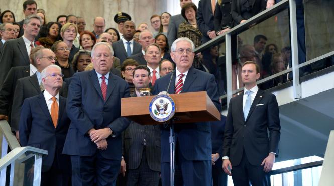 scandal la washington secretarul de stat al sua a luat in turneul asiatic un singur ziarist in avion