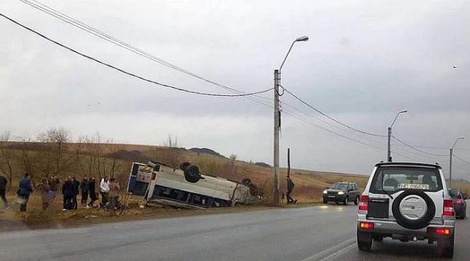 accident grav cu un microbuz scolar noua copii au fost raniti