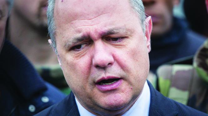 si a angajat fiicele minore in parlament