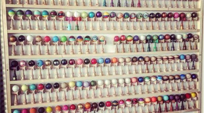 crbl are acasa peste 230 de jucarii kendama