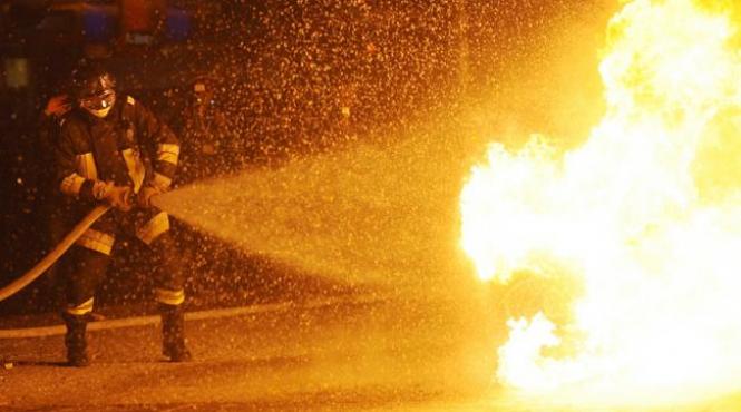 brasov fatada si acoperisul sediului unei firme distruse intr un incendiu