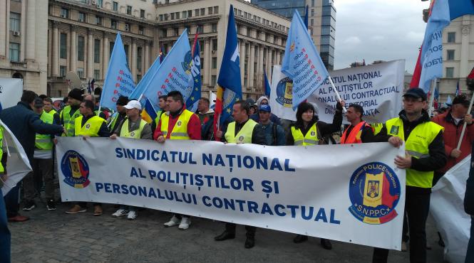 protestele continua in fata mai