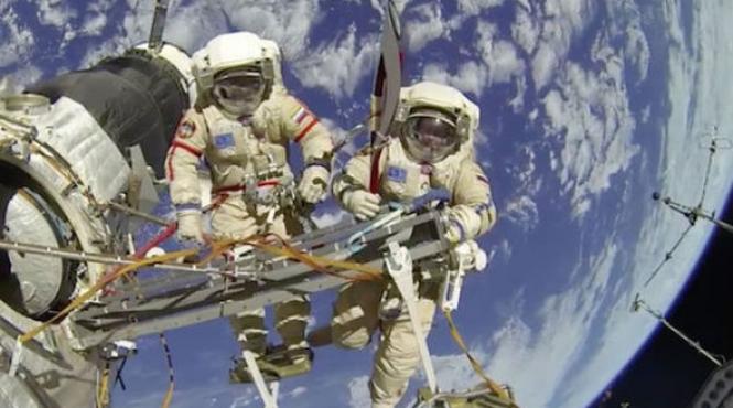 doi astronauti de pe iss au iesit in spatiu pentru lucrari de cateva ore