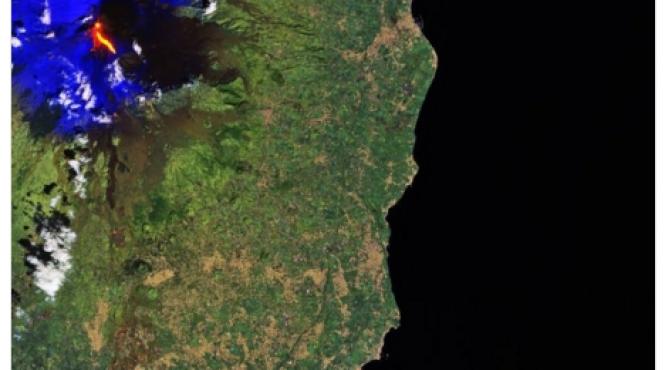 un astronaut a fotografiat din spatiu eruptia vulcanului etna