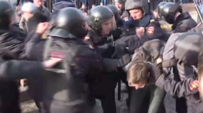 usia circa 30 de manifestanti ai opozitiei au fost arestati la moscova