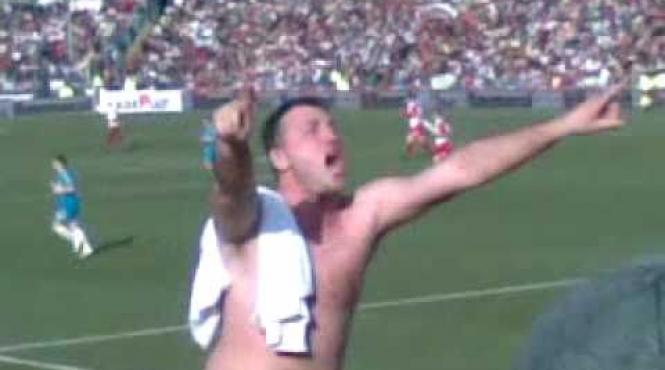 cei 5 suporteri dinamovisti care au patruns pe teren s au ales cu amenda si interdictie pe stadioane