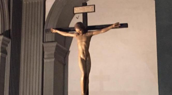 un crucifix din lemn sculptat de michelangelo la varsta de 18 ani la loc de onoare intr o biserica din florenta