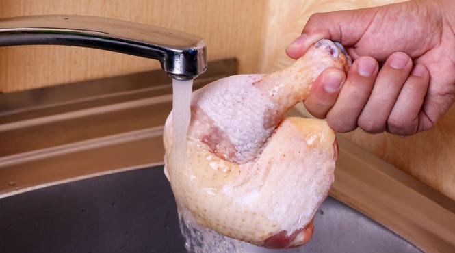 greseala periculoasa pe care aproape toate gospodinele o fac cum se dezgheata corect carnea de pui