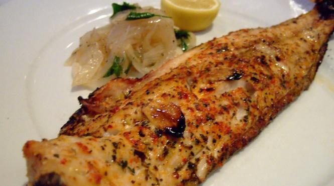 reteta zilei peste la cuptor cu sos