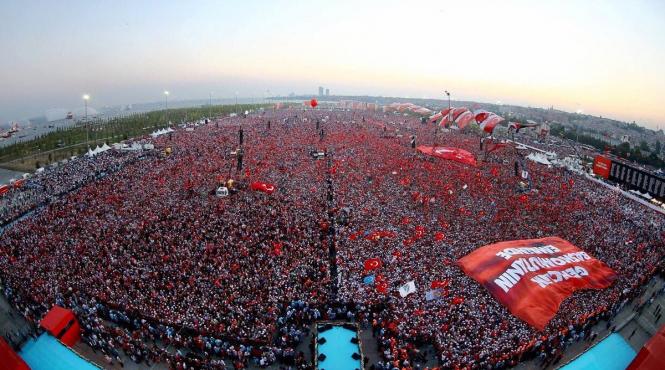miting urias la istanbul organizat de presedintele erdogan pentru sustinerea referendumului