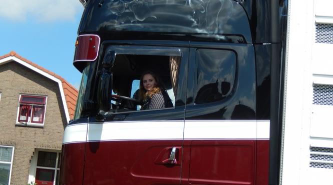 o tanara de 25 ani din apuseni conduce un tir pe drumurile europei