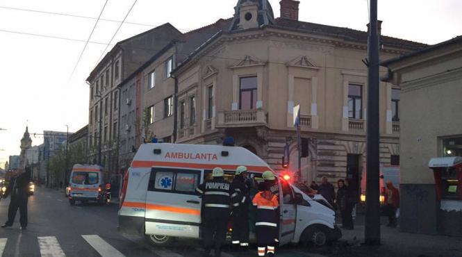 accident intre o ambulanta si un autoturism in centrul clujului