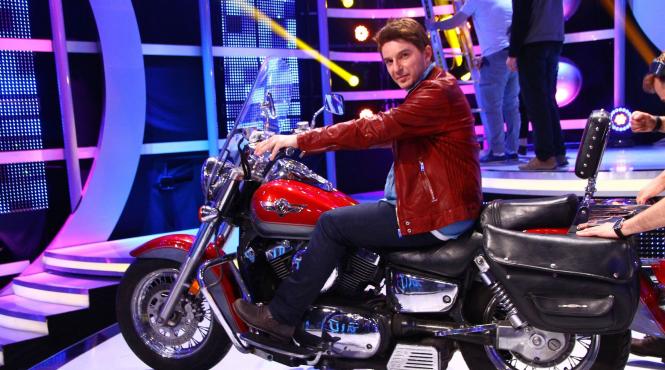 alex vasilache isi aduce motocicleta un kawasaki vulcan pe scena de la te cunosc de undeva