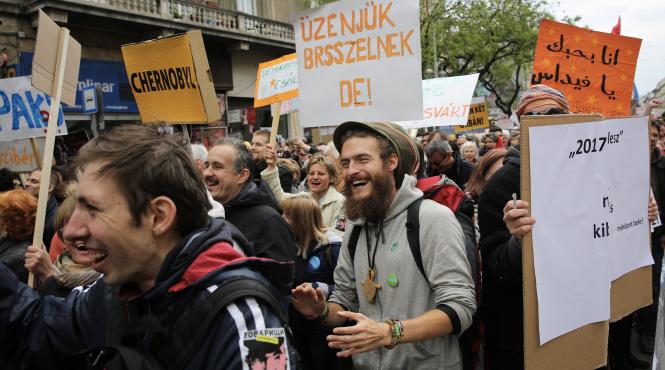 ungaria mii de protestatari il ridiculizeaza pe prim ministrul viktor orban