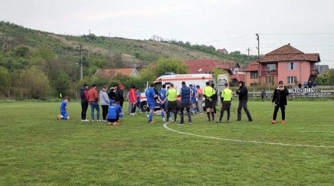 momente dramatice in timpul unui meci din liga a iv a un jucator s a prabusit fara suflare