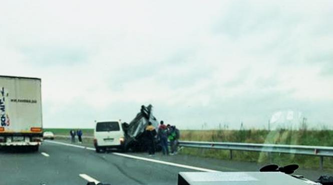 pe autostrada timisoara lugoj un autovehicul care transporta o alta masina s a rasturnat