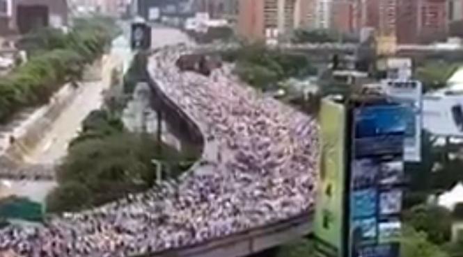 mii de oameni protesteaza la caracas impotriva presedintelui maduro 21 de persoane au murit an timpul manifestarilor