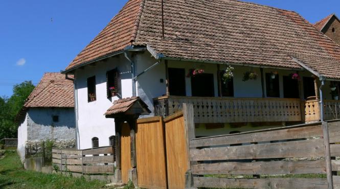 unic pe plaiuri mioritice inlaceni satul labirint unic in romania