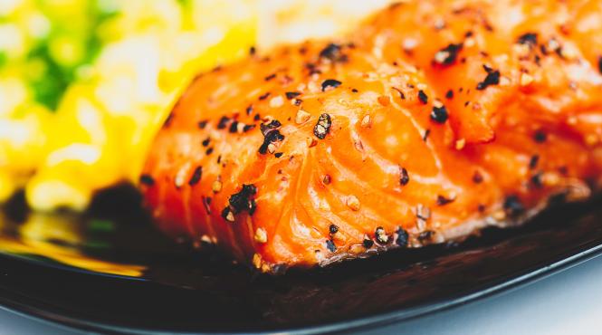 reteta zilei somon in crusta de nuci cu salata de spanac